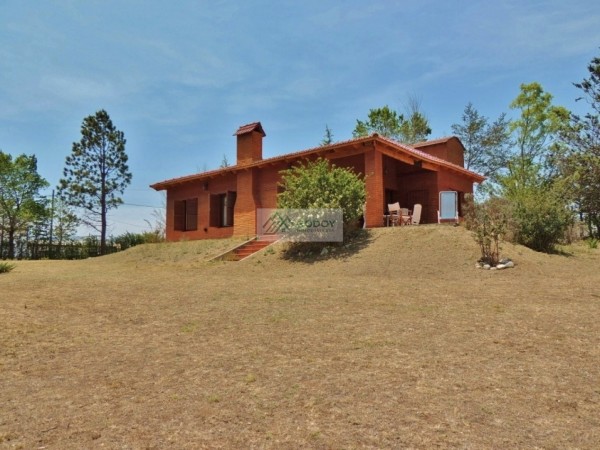 VENTA CASA 3 D, QUINCHO CERRADO, COCHERAS - TAFI DEL VALLE - EL ALTO